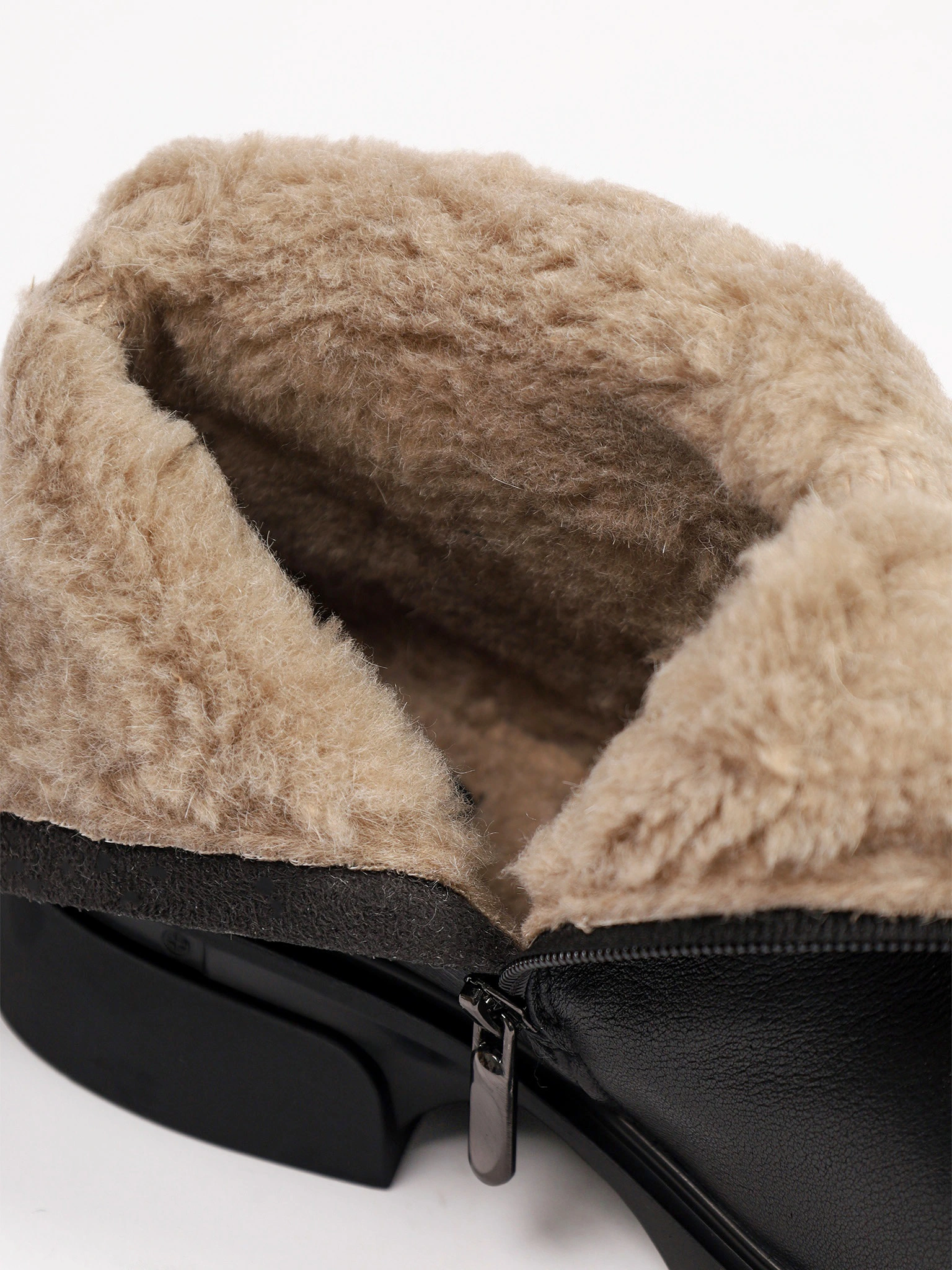 Сапоги черного цвета на среднем широком каблуке с мягкими складками